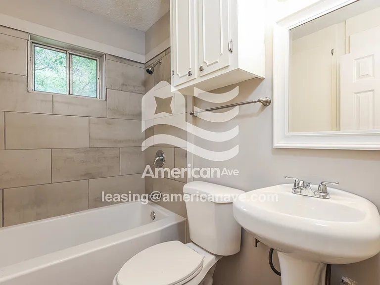 1913152_010_main_bathroom_13741016.jpg