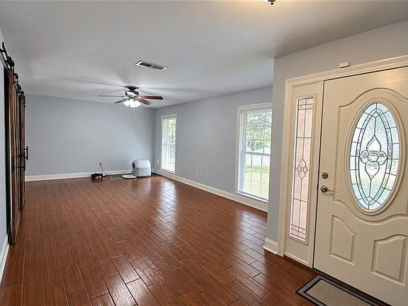 4th image of 111 Surrey Dr