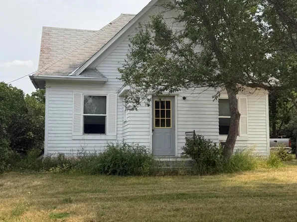 411 Meyer St, Columbus, ND 58727