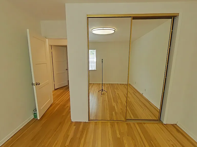 1827 Oakwood Ave — Photo 2