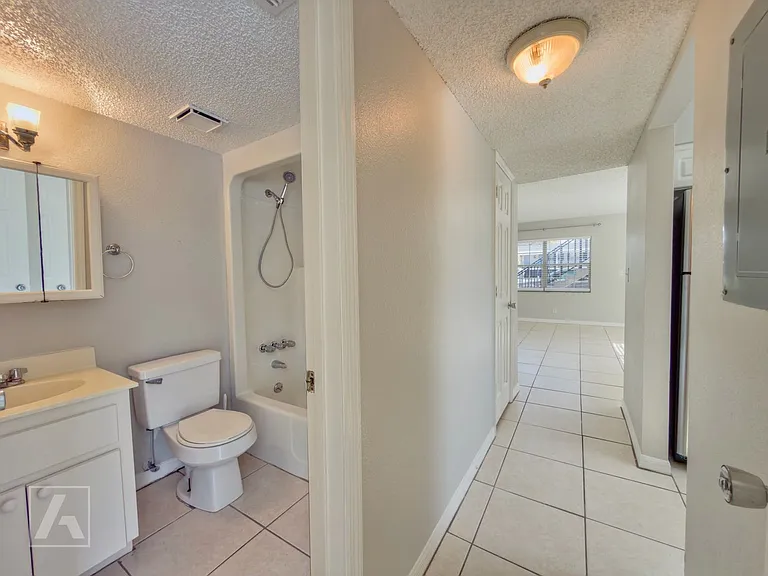 Carriage House Apts — Photo 38