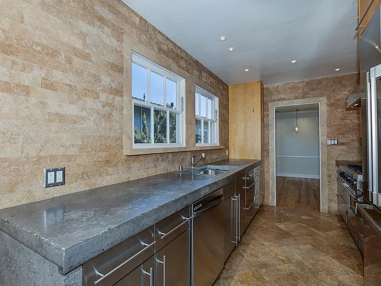 324 Flower St — Photo 17