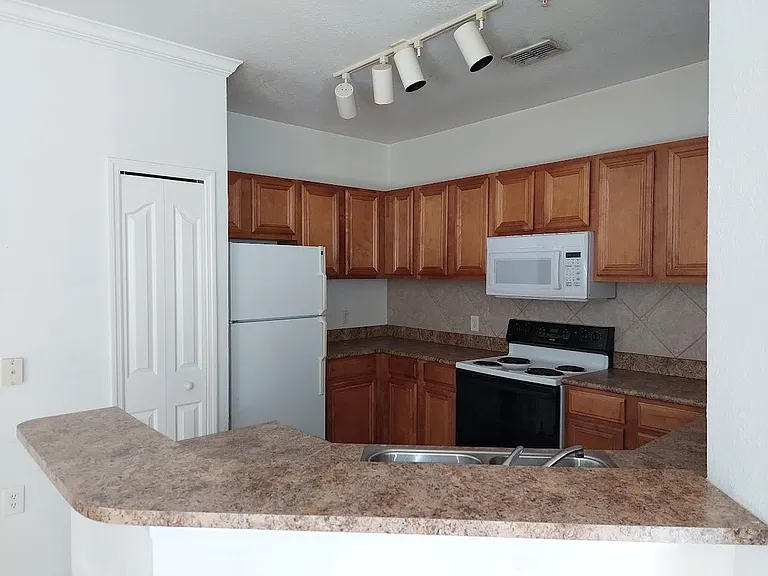 6125 Metrowest Blvd — Photo 8