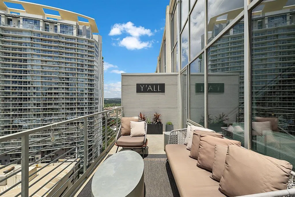 2 bed, 2.0 bath, 2215 sqft, $9,000 — Photo 2