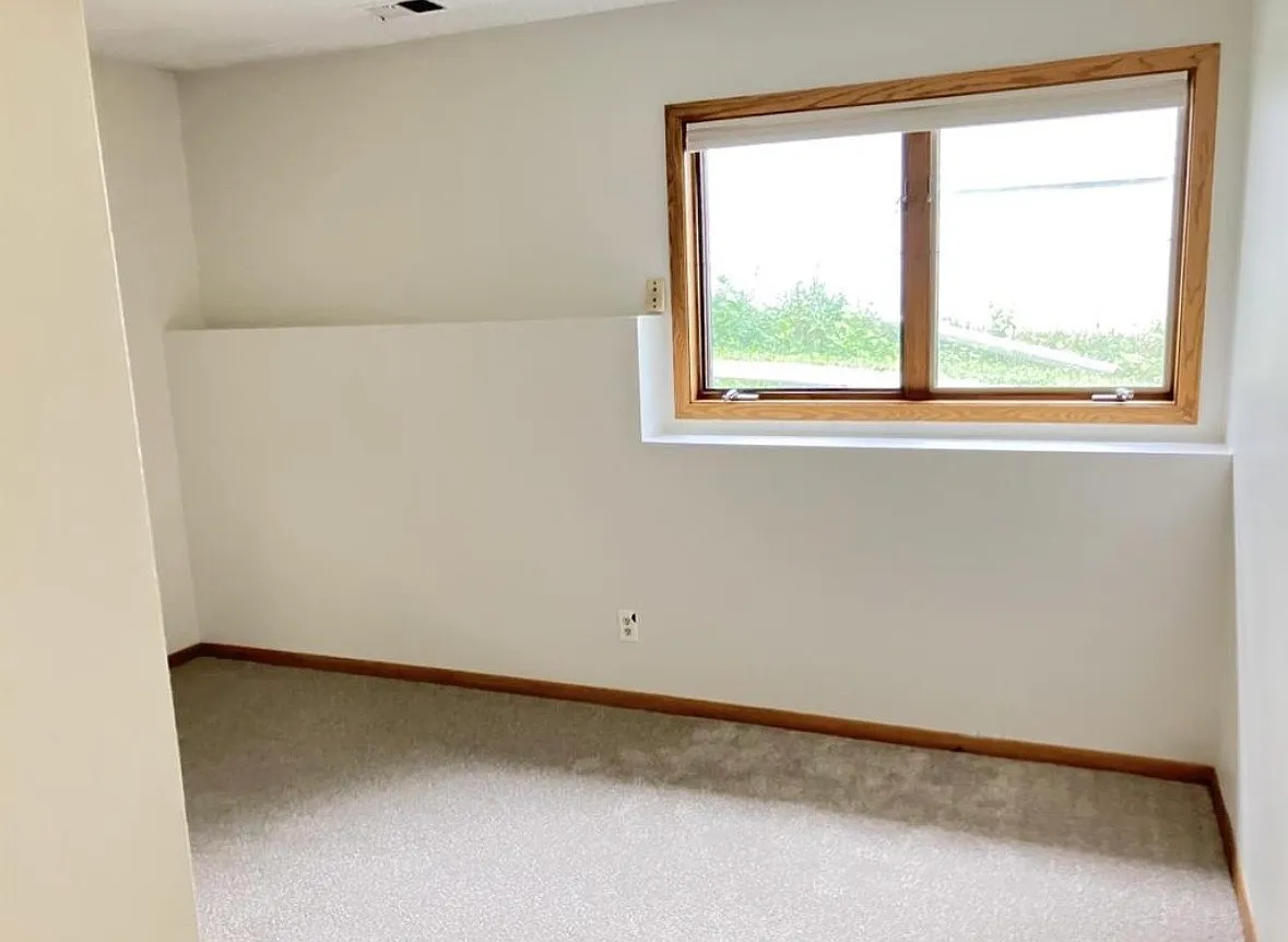 3 bed, 1.5 bath, 2100 sqft, $750 — Photo 3
