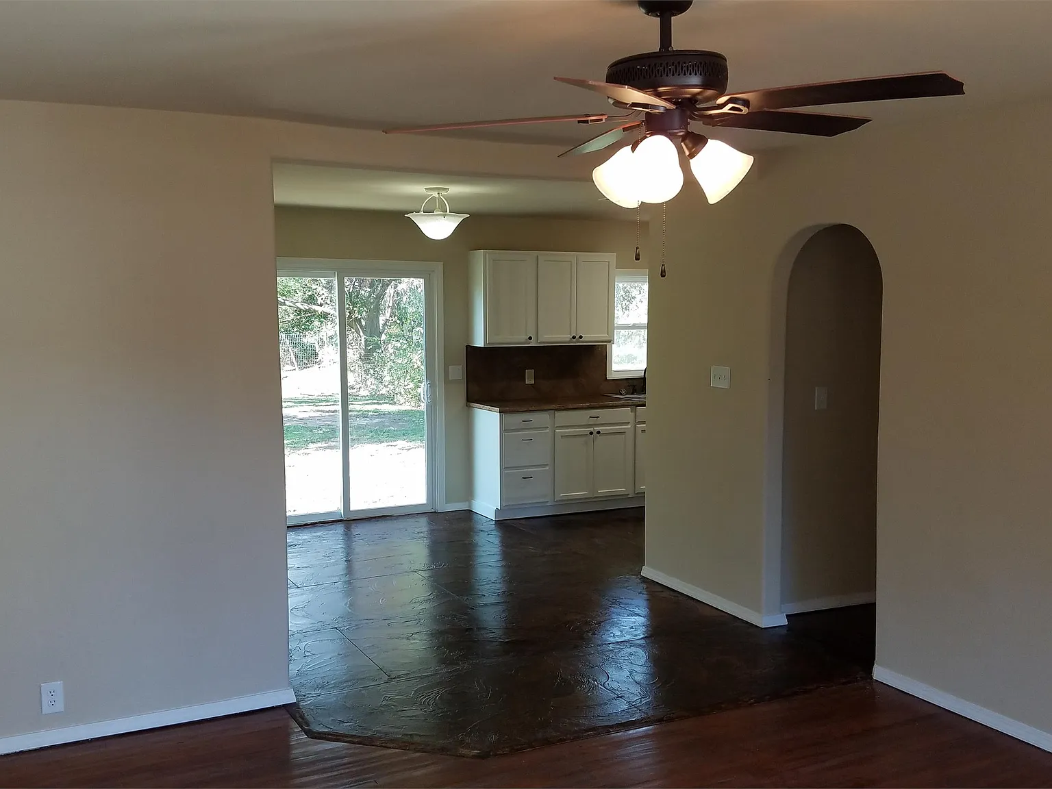 355 Oak N - 0 Pet - 1 — Photo 2