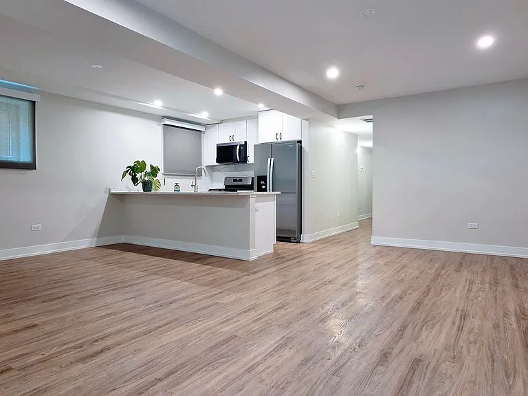2230 W Wilson Ave — Photo 9