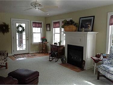 3rd image of 980 Lillian Dr