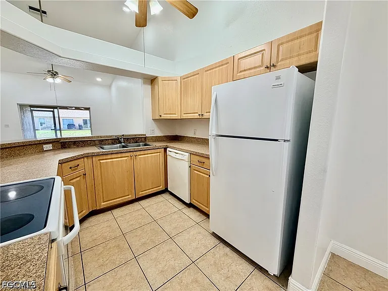 527 NE 24th Pl — Photo 9