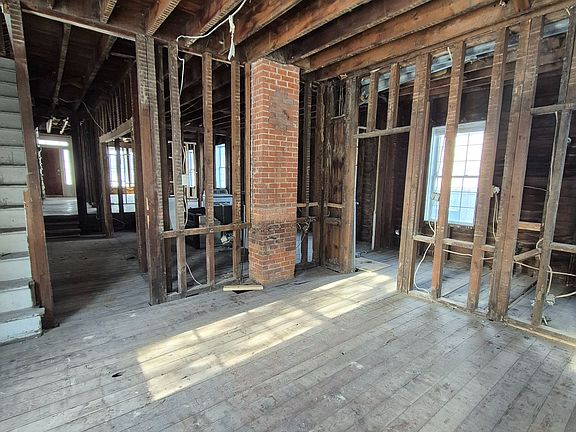 3rd image of 18 Merritt St