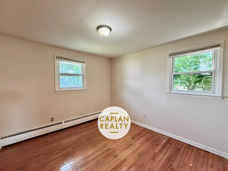 37 Bowen St #D — Photo 2