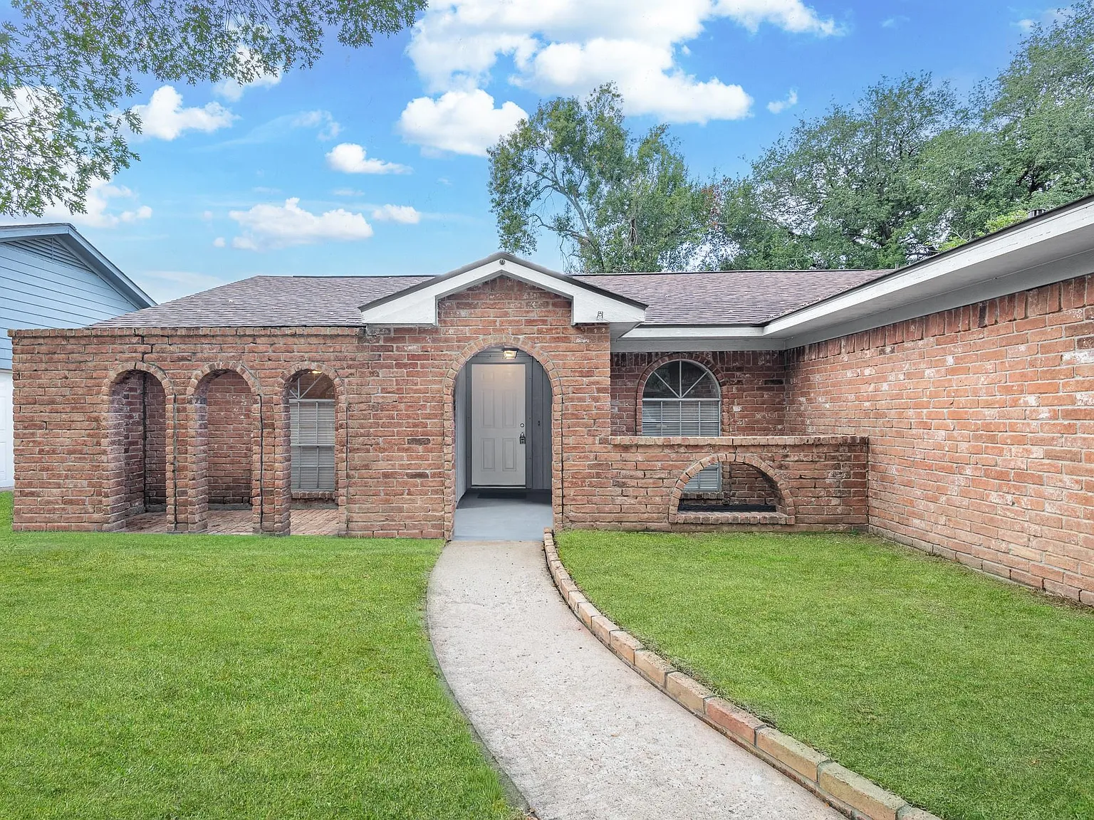 3 bed, 2.0 bath, 1608 sqft, $1,900 — Photo 1
