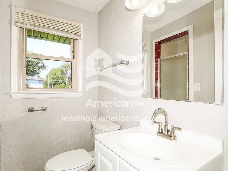 1793906_012_bathroom_13.jpg