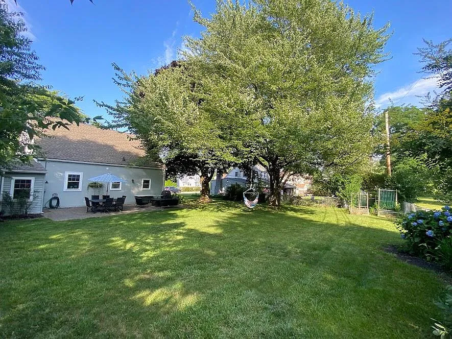 3 bed, 1.5 bath, 1360 sqft, $3,200 — Photo 3