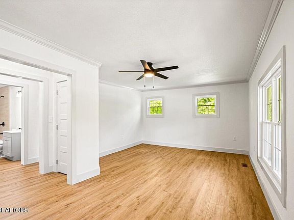 4th image of 922 W Central Ave
