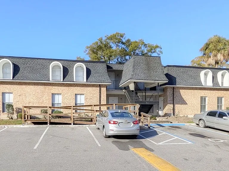 Grand Oaks Apartment — Photo 42