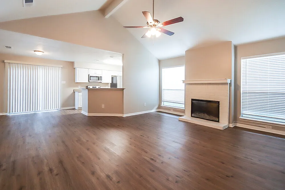 3 bed, 2.0 bath, 1324 sqft, $1,690 — Photo 3