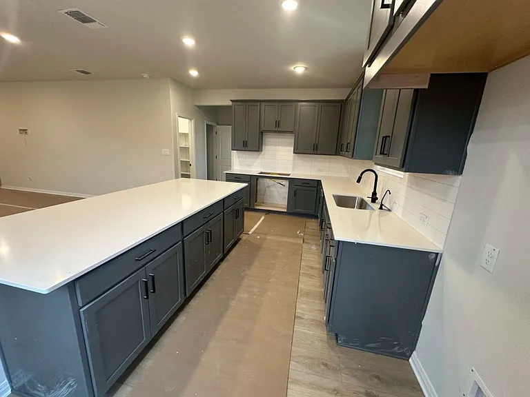 Kitchen (fridge/freezer provided)