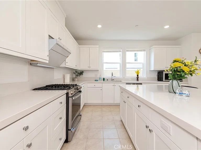 243 Yerba — Photo 3
