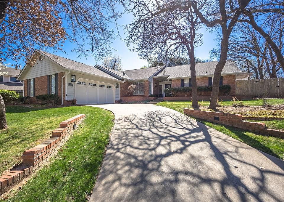 1st image of 3704 N Coachlight Dr