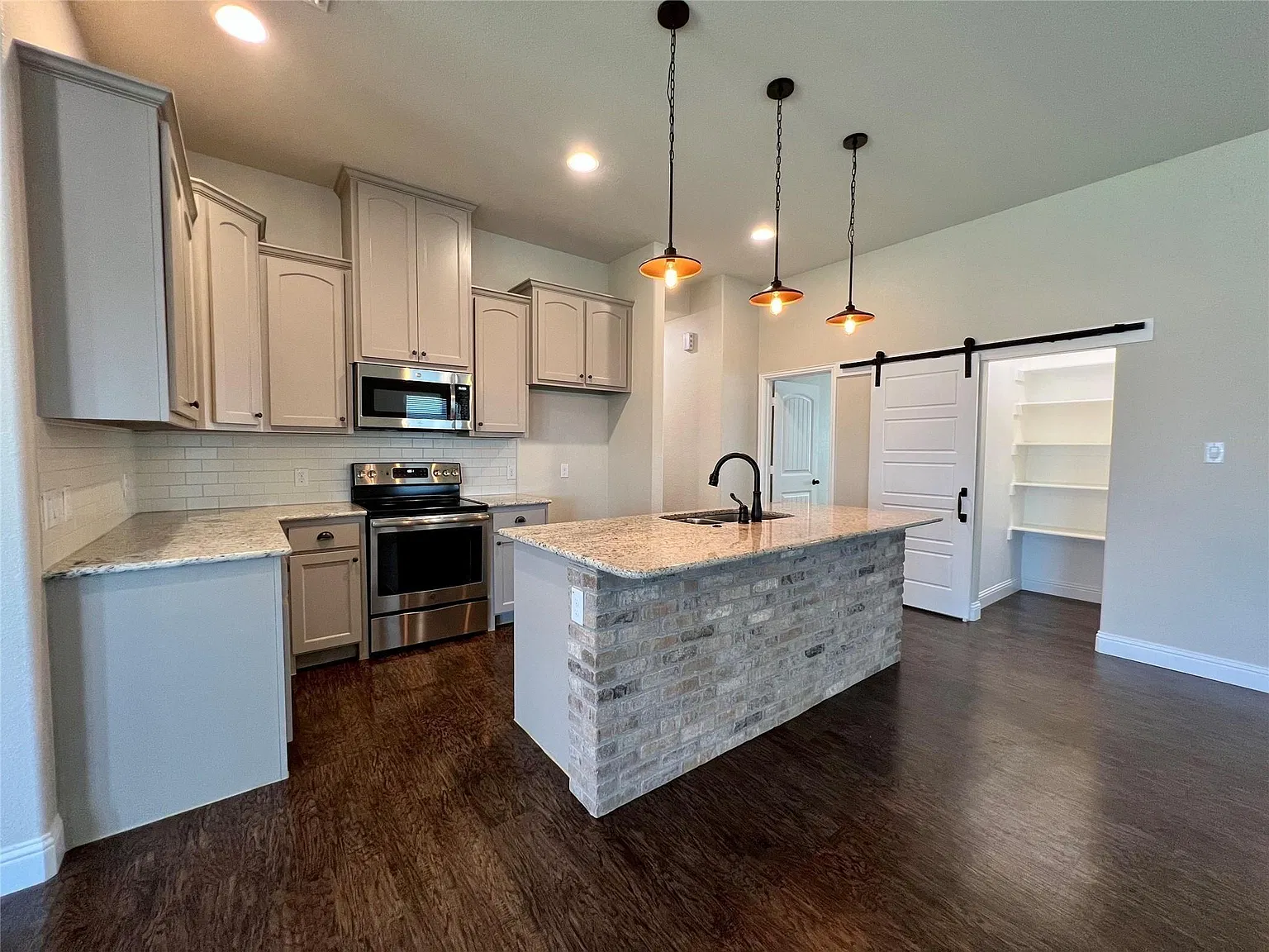 3 bed, 1850 sqft, $2,400 — Photo 4