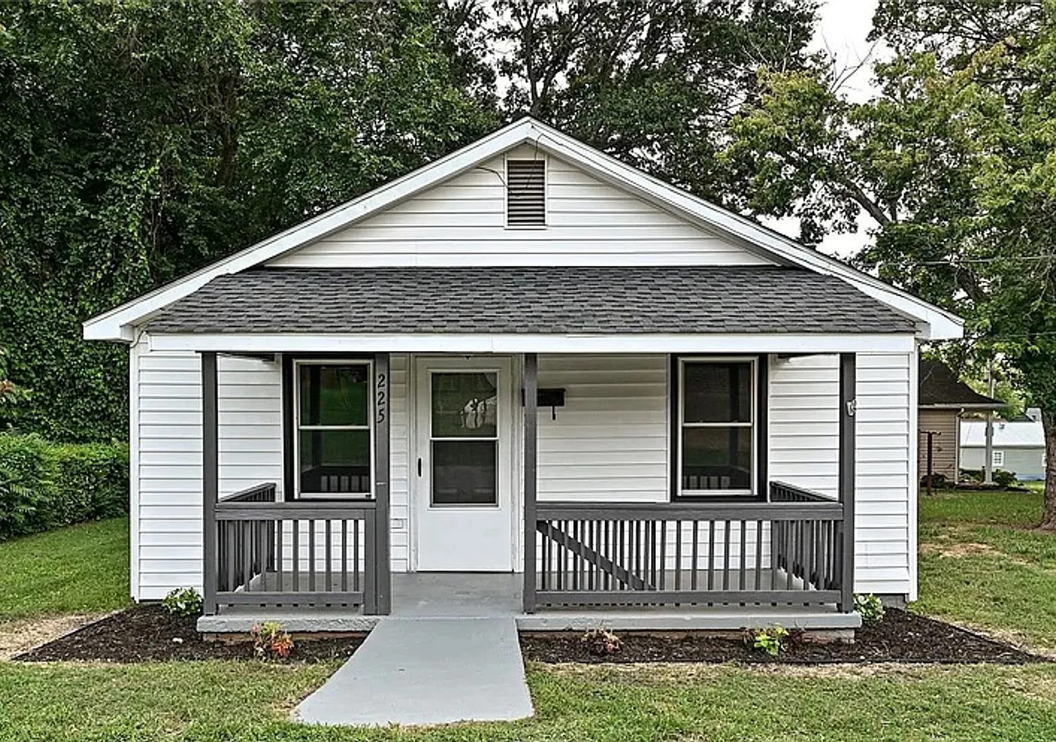 Charming 2-bed, 1-bath bungalow just steps from downtown Lincolnton! — Photo 1