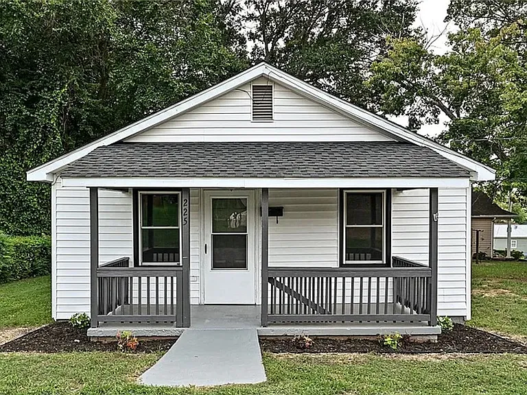 225 Charlesvoix Ave — Photo 1