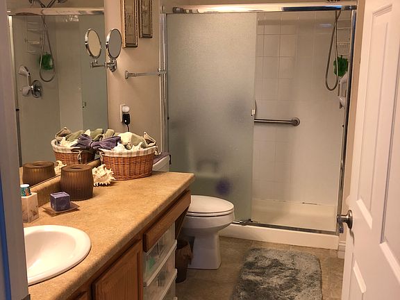 Master bath w/walk-in shower