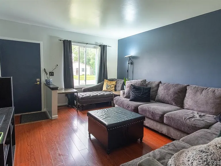 23400 Reynolds Ave — Photo 3