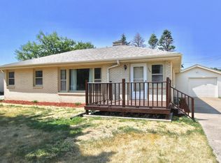 729 E Dogwood Dr, Beloit, WI 53511