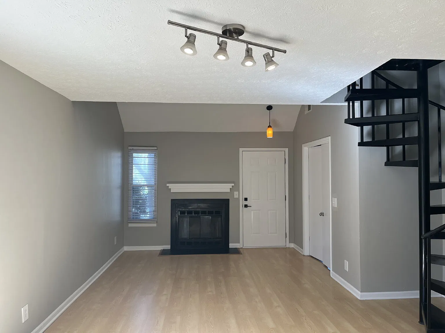 3 bed, 1.5 bath, 1036 sqft, $1,750 — Photo 2