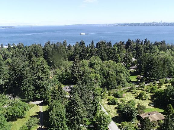 Home is just a stone's throw to the north-end ferry dock