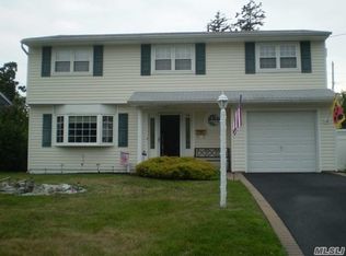 14 Auburn St, West Babylon, NY 11704