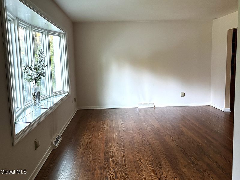 5th image of 102 Woodhaven Drive