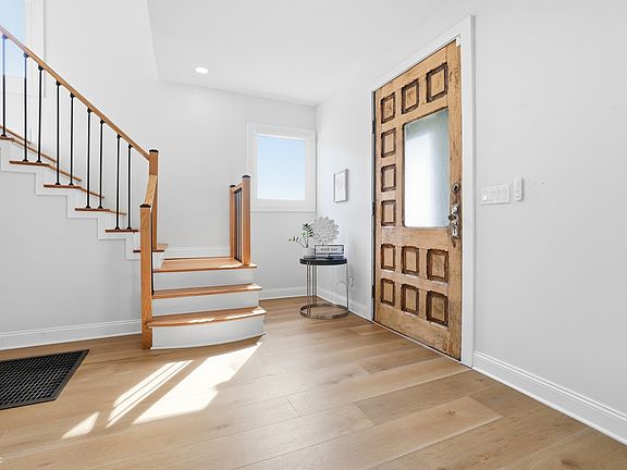 5th image of 640 E 10th St