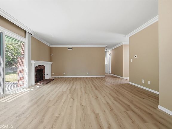 4th image of 27945 Alvarez Dr