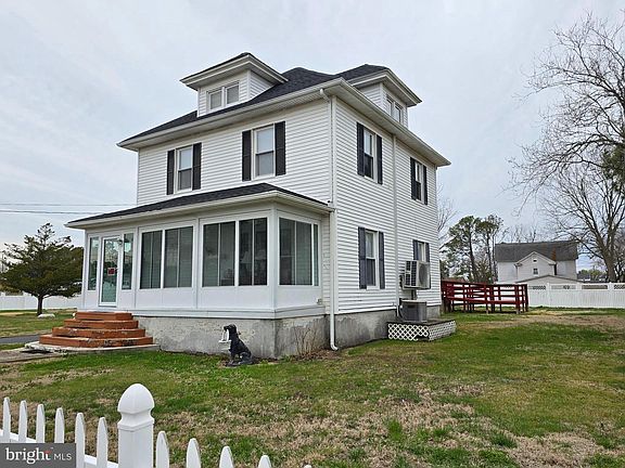 5th image of 205 Myrtle St