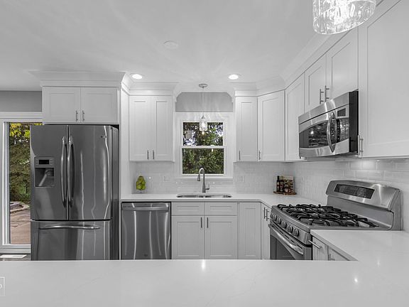 3rd image of 2170 N Westmoreland Dr