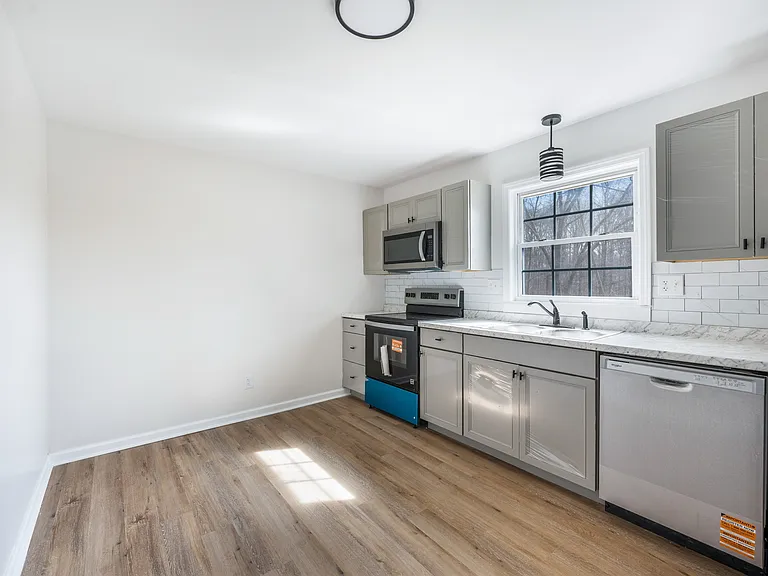 242 Newcomb Dr — Photo 6