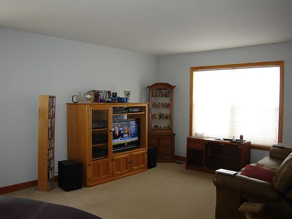 3rd image of 887 Essex Cir