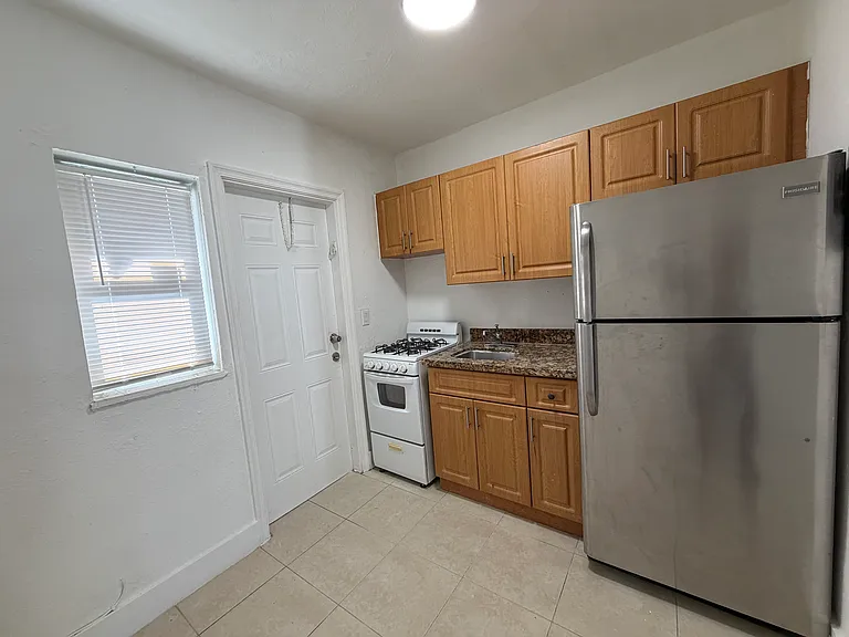 1556 SW 6th St #7 — Photo 4