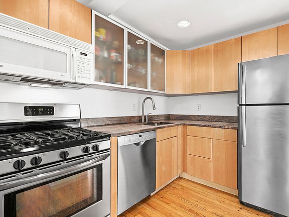 5th image of 315 W 23rd St APT 4A