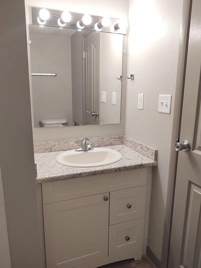 1441 Capitol Ave — Photo 2
