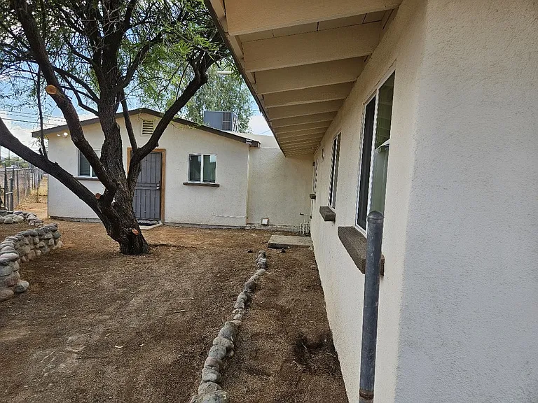 1834 S Amalia Ave #STUDIO — Photo 6