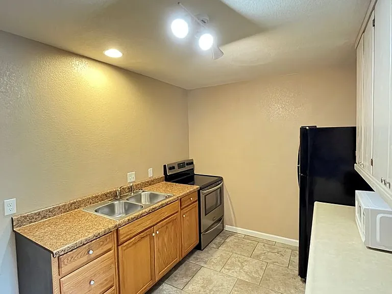 1848 E Rolling Hills Dr — Photo 4