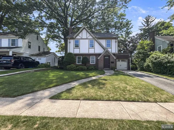 22 Elm St, Tenafly, NJ 07670