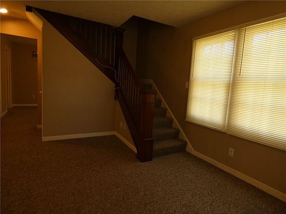 4th image of 829 N Park St