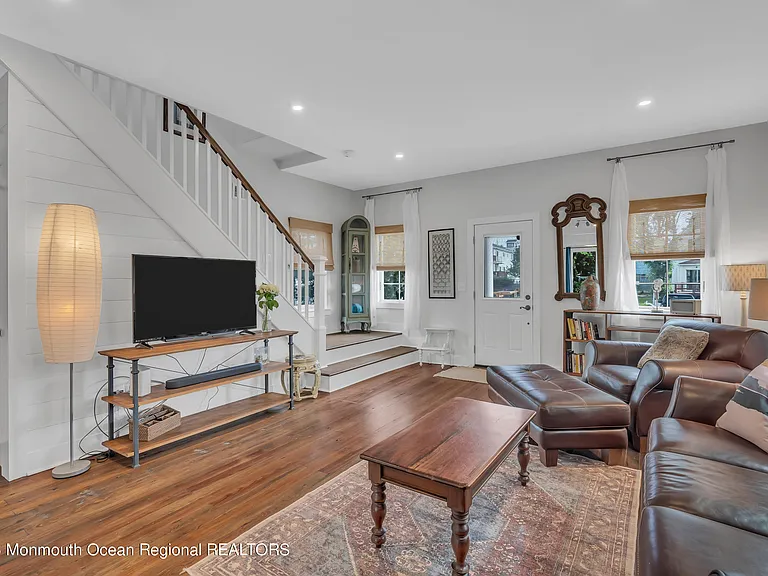 237 Bay Ave — Photo 9