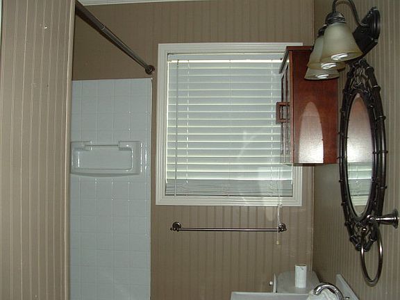 5th image of 202 Dorothy Dr