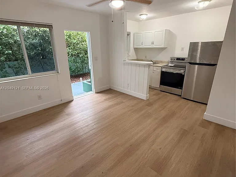 469 SW 3rd St #4 — Photo 1